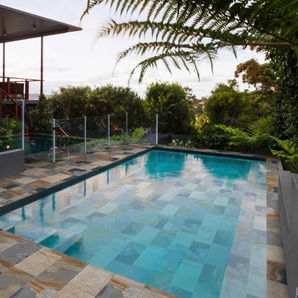 Carrelage extérieur piscine pierre de Bali ocre 33x67 Mix Antislip Naturel, Bierzo Keros 
